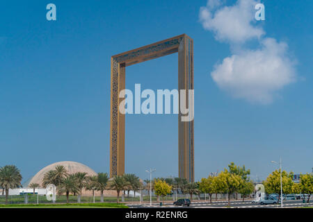 Blick auf den Dubai Frame gegen den blauen Himmel Stockfoto