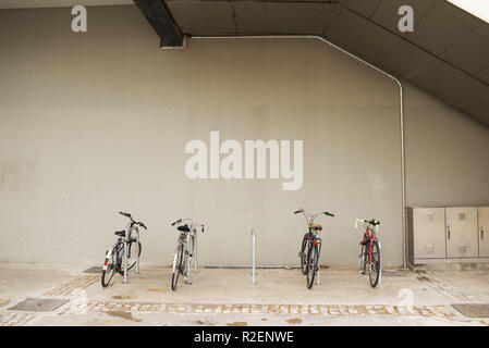 Fahrrad in einer Reihe auf einem Parkplatz stehen. Umweltfreundliches Transportkonzept. Stockfoto