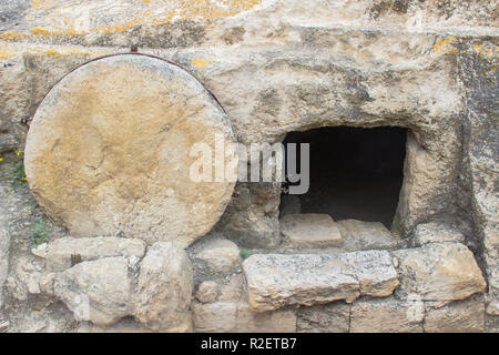 Eine typische, alte Felsen gehauen Grab auf dem Weg nach Megiddo in Israel. Dies ist ein Beispiel für die Art von Grab, in dem Jesus Christus begraben wurde. Stockfoto