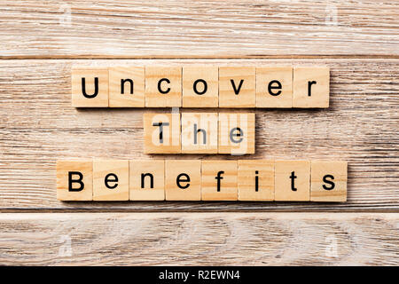 Die Vorteile Wort auf Holz Baustein geschrieben aufdecken. Die Vorteile der Text auf dem Tisch aufdecken, Konzept. Stockfoto