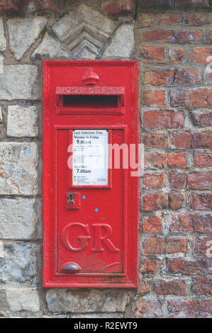 York, UK - April 2018: Eine rote Britische Wall Box in eine Wand an der York Minster, historischen Kathedrale im gotischen Stil in Englisch in York, England Stockfoto