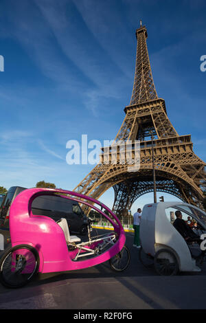 PARIS, Frankreich, 8. September 2018 - Rikschas für Touristen in der Nähe von Eiffelturm in Paris, Frankreich Stockfoto