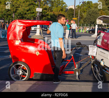 PARIS, Frankreich, 8. September 2018 - Rot Rikscha für Touristen mit Ferrari auto Logo in der Nähe von Eiffelturm in Paris, Frankreich Stockfoto