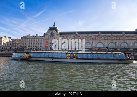 PARIS, Frankreich, 8. September 2018 - Blick auf das Orsay Museum vom Fluss Seine in Paris, Frankreich Stockfoto