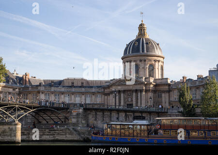 PARIS, Frankreich, 8. September 2018 - Kunst Brücke (Pont des Arts) mit dem Institut für Frankreich in Paris, Frankreich Stockfoto