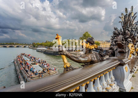 PARIS, Frankreich, 5. September 2018 - Fähre auf der Seine von der Brücke Alexander III in Paris, Frankreich. Stockfoto