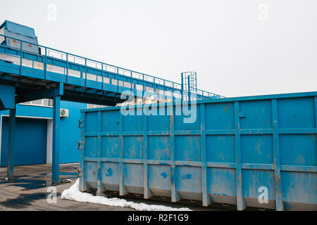 Behälter für die Lagerung von Abfällen in einem abfallverwertung für die weitere Verarbeitung und Entsorgung. Stockfoto