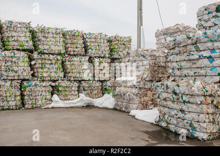 Lagerung der sortierten Abfall, der auf einer Abfallverwertung für die weitere Verarbeitung und Entsorgung. Stockfoto