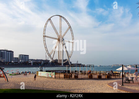 Dubai, Vereinigte Arabische Emirate - November 16, 2018: Ain Dubai Riesenrad und Bluewaters Insel Blick von der JBR Strand zu einem neu eröffneten Freizeit- und tr Stockfoto