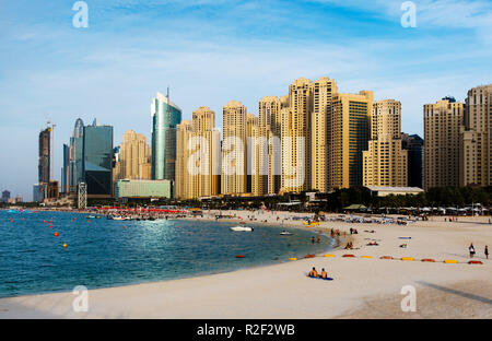 Dubai, Vereinigte Arabische Emirate - November 16, 2018: Panoramablick auf JBR, Jumeirah Beach Residence beliebte Reise vor Ort in Dubai ein Komplex von Strand Stockfoto