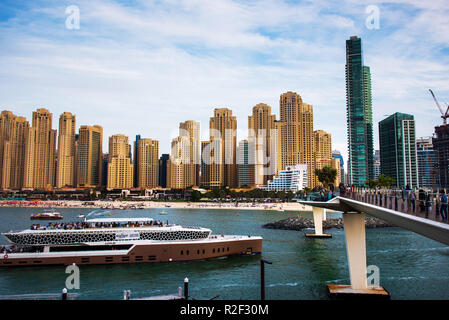 Dubai, Vereinigte Arabische Emirate - November 16, 2018: Panoramablick auf JBR, Jumeirah Beach Residence beliebte Reise vor Ort in Dubai ein Komplex von Strand Stockfoto