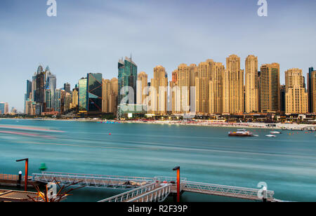 Dubai, Vereinigte Arabische Emirate - November 16, 2018: Panoramablick auf JBR, Jumeirah Beach Residence beliebte Reise vor Ort in Dubai ein Komplex von Strand Stockfoto