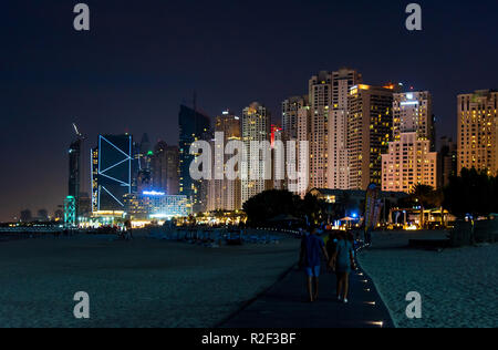 Dubai, Vereinigte Arabische Emirate - November 16, 2018: Nachtansicht der JBR, Jumeirah Beach Residence beliebten Badeort in Dubai ein Komplex von Strand hot Stockfoto