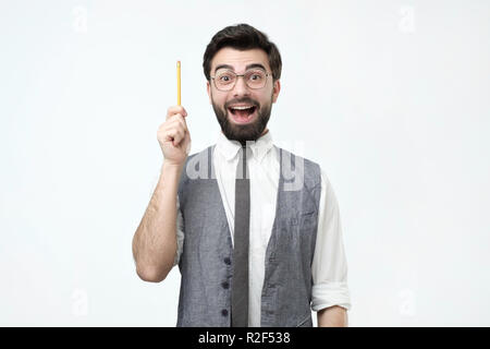 Junge Hispanic Mann mit Bart, Brille und Bleistift ist eine gute Idee. Stockfoto