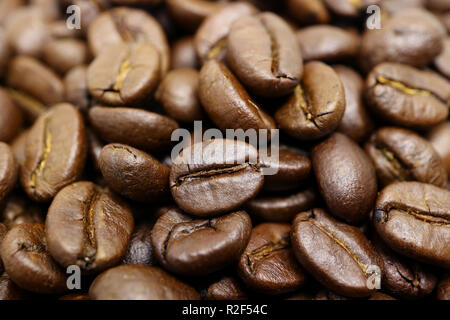 Geschlossen bis Heap aus gerösteten Kaffeebohnen mit selektiven Fokus und unscharfen Hintergrund Stockfoto