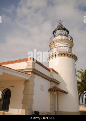 Calella Leuchtturm aktiv ist Leuchtturm im Küstenort Calella an der Costa del Maresme, Katalonien, Spanien Stockfoto