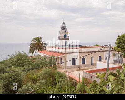 Calella Leuchtturm aktiv ist Leuchtturm im Küstenort Calella an der Costa del Maresme, Katalonien, Spanien Stockfoto