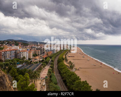 Panorama der Ferienort Calella vor einem Gewitter. Stockfoto