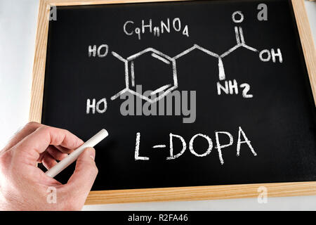 Chemische Formel und Nomenklatur von L-DOPA handschriftlich mit Kreide auf einer Tafel, konzeptionelle Bild Stockfoto
