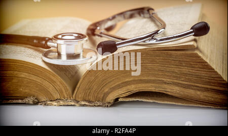Stethoskop auf ein altes Buch von Medizin, konzeptionelle Bild Stockfoto