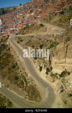 Kurvenreiche Straße auf der Bergseite ab Mi Seilbahn Teleferico gesehen, La Paz, Bolivien, Südamerika Stockfoto