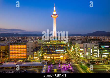 Nacht Blick auf die Skyline von Kyoto, Japan Stockfoto