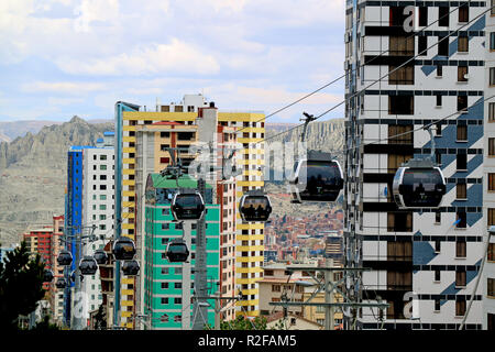 Die weltweit höchste Seilbahn Teleferico Netzwerk bin ich' mit farbenfrohen, modernen Gebäuden und Moon Valley im Hintergrund, La Paz, Bolivien, 27. April 2018 Stockfoto