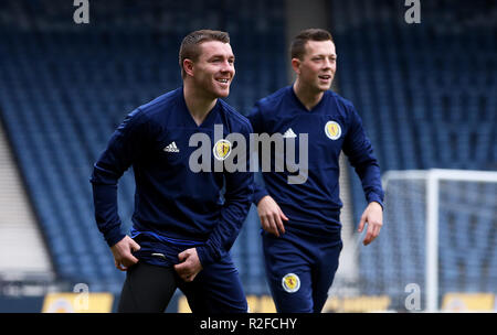 In Schottland John Fleck (links) und Callum McGregor während des Trainings am Hampden Park, Glasgow. Stockfoto