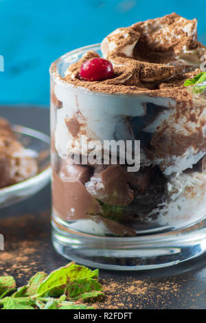 Vorderansicht des Süßes Dessert im Glas mit Schokolade und Sahne, selektive konzentrieren. Stockfoto