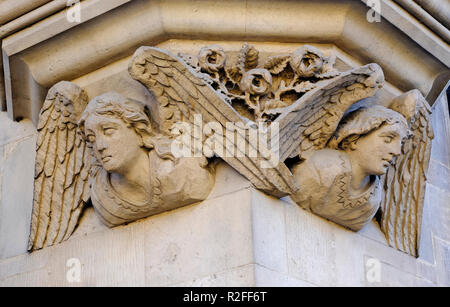 Geschnitzte Mauerwerk Engel auf Stein Gebäude Exterieur, Cambridge University, England Stockfoto