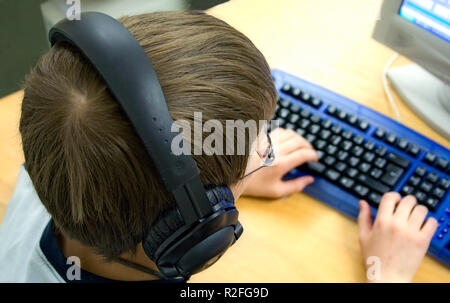 Kind vor der Computer, den ich Stockfoto