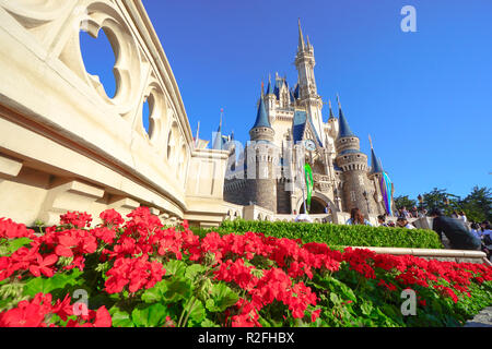 Schöne Cinderella Castle, das Symbol von Tokyo Disneyland in Tokio Disney Resort in Urayasu, Präfektur Chiba, Tokio, Japan Stockfoto