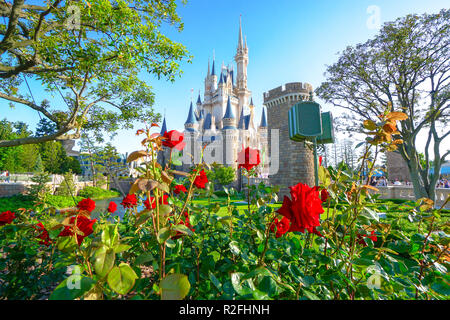 Schöne Cinderella Castle, das Symbol von Tokyo Disneyland in Tokio Disney Resort in Urayasu, Präfektur Chiba, Tokio, Japan Stockfoto