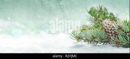 Weihnachten Hintergrund, Tanne mit Zapfen im Schnee Stockfoto