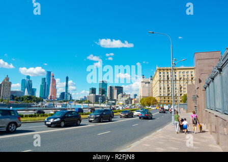 Krasnopresnenskaya Naberezhnaya, vor der russischen Weißen Haus, mit der Stadt Moskau im Hintergrund, Moskau, Russland Stockfoto