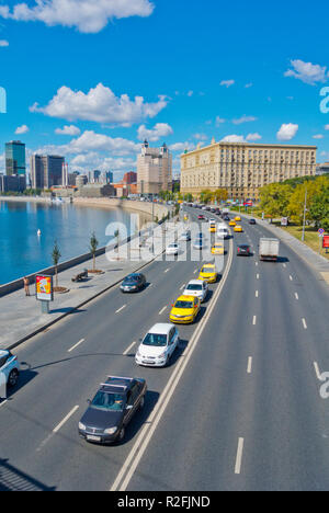 Krasnopresnenskaya Naberezhnaya, vor der russischen Weißen Haus, mit der Stadt Moskau im Hintergrund, Moskau, Russland Stockfoto