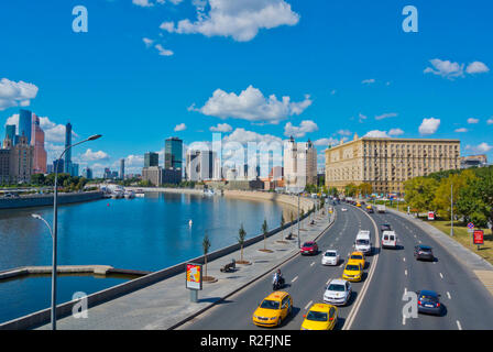 Krasnopresnenskaya Naberezhnaya, vor der russischen Weißen Haus, mit der Stadt Moskau im Hintergrund, Moskau, Russland Stockfoto