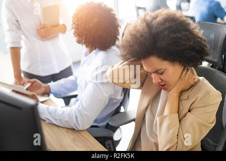 Junge afrikanische business Frau, Stress und Kopfschmerzen im Büro Stockfoto
