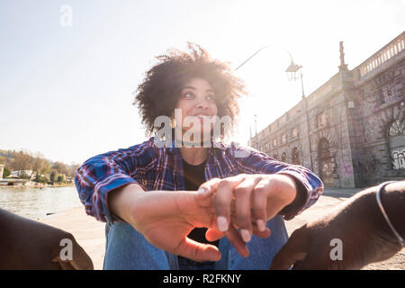 Menschliche Augen Sicht für schöne fröhliche schwarz Afro junge Frau genießen das Paar und der Mann Begleiter zusammen Spaß haben und Lächeln für die outdoor Stadt Freizeitaktivität. erste Datum Konzept Stockfoto