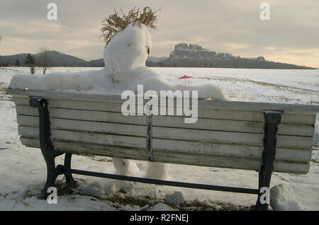 Schnee Mann sieht auf die schrammsteine Stockfoto