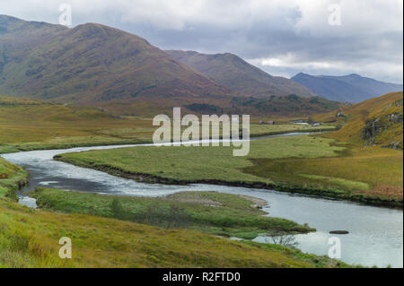 Fluss Affric am westlichen Ende des Loch Affric Glen Affric, Highlands, Schottland. Stockfoto