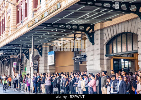 Melbourne office Arbeitnehmer und Pendler Ausfahrt Flinders Street Bahnhof im Stadtzentrum von Melbourne, Victoria, Australien Stockfoto