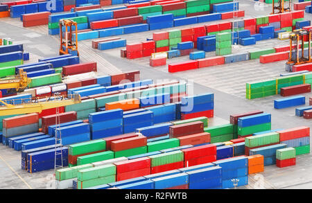 Cargo Container im Hafen. Stockfoto