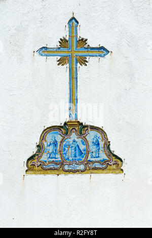 Kreuz aus Azulejos auf eine Kapelle, Ericeira, Lissabon Küste, Portugal Stockfoto