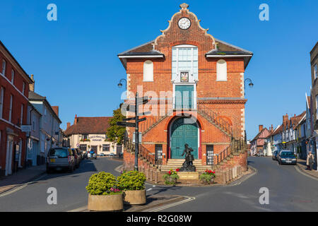 High Street Blick auf die Alte Shire Hall und Corn Exchange in Woodbridge, einer malerischen Stadt in Suffolk, England, Großbritannien Stockfoto