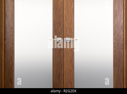In der Nähe der Zweiflügeligen Innenraum Schwenktüren. Eiche dunkel und Stahl verarbeitet. Milchglas Stockfoto