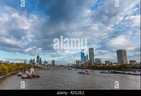 Blick entlang der Themse von der Waterloo Bridge in Richtung der Stadt London Skyline einschließlich Der Shard und St Pauls Cathedral Stockfoto