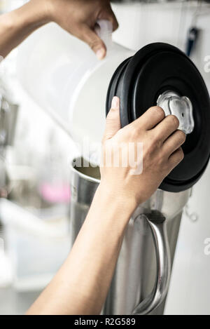 Die gelato Eis mit modernen professionellen Ausrüstung Vorbereitung Detail in der Küche Innenraum Stockfoto