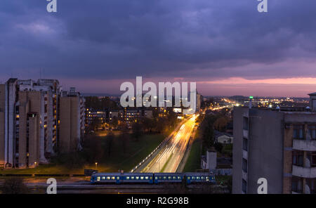 Landschaftsfotos von Osijek Stadt Pkw und Zug von der Dachterrasse Stockfoto