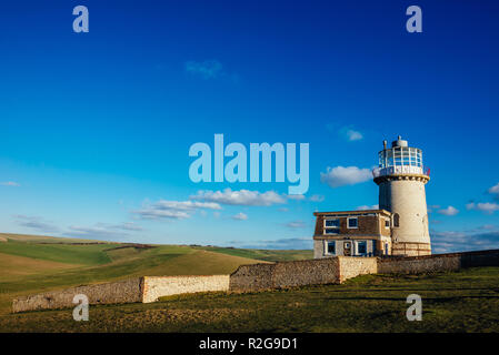 Die Belle Tout Leuchtturm am Beachy Head, East Sussex, Großbritannien mit einem sauberen blauen Himmel und Wolken auf der Szene - Sieben Schwestern nationalen P Stockfoto